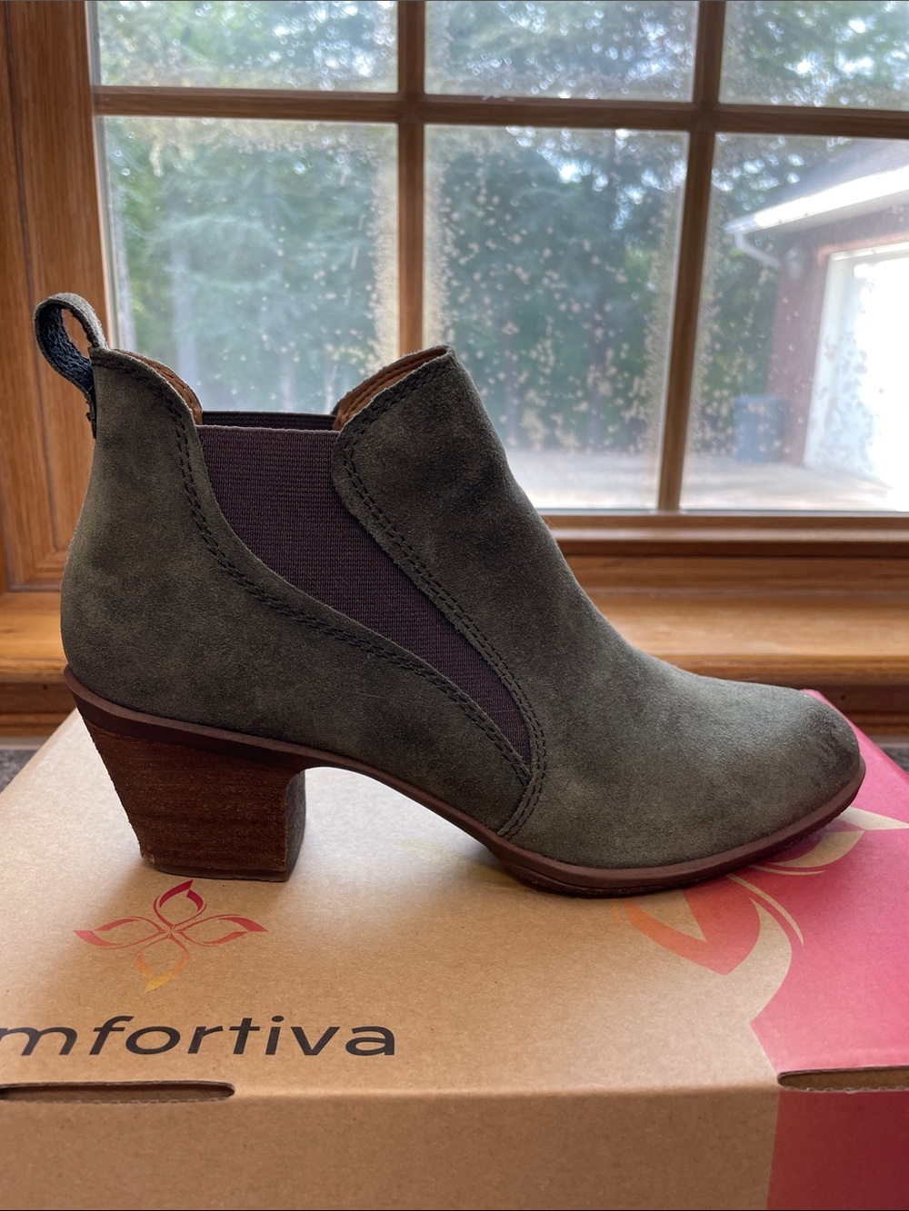 Comfortiva Olive Green Suede Chelsea Ankle Boots Size 8